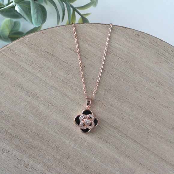 Stainless steel rotating clover pendent necklace - Picture 2 of 3